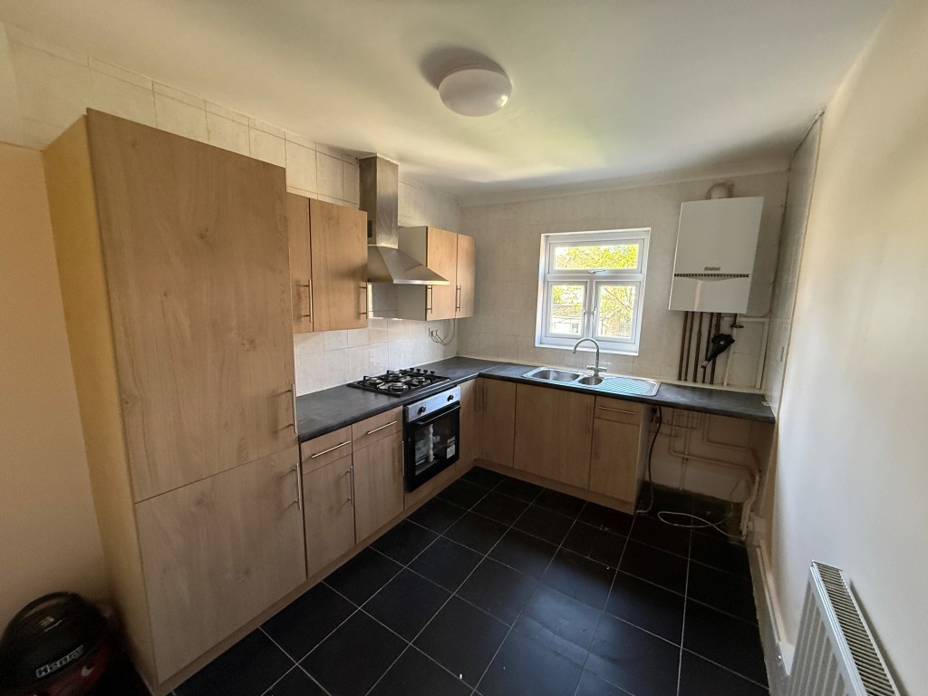 Lot: 50 - WELL-PRESENTED FLAT - Kitchen